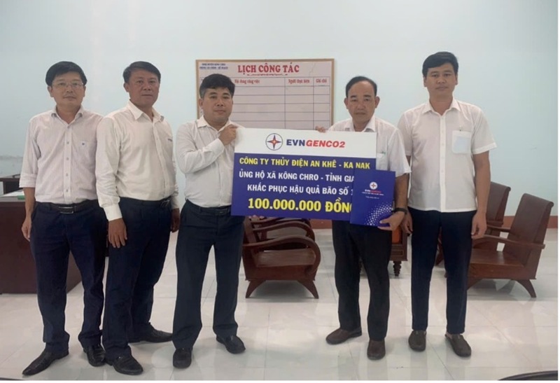 AKKN trao hỗ trợ 100 triệu đồng cho bà con xã Kông Chro