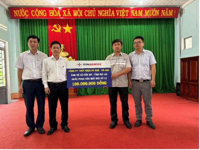 Đoàn công tác trao hỗ trợ 100 triệu đồng cho đại diện chính quyền xã Cửu An khắc phục hậu quả thiên tai, khôi phục sản xuất và sinh hoạt cho người dân