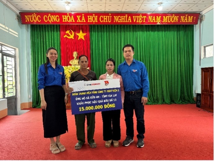 Tuổi trẻ EVNGENCO2/AKKN trực tiếp trao quà, chia sẻ cùng hộ dân khó khăn tại xã Ia Pa, lan tỏa tinh thần “lá lành đùm lá rách” của tuổi trẻ ngành Điện