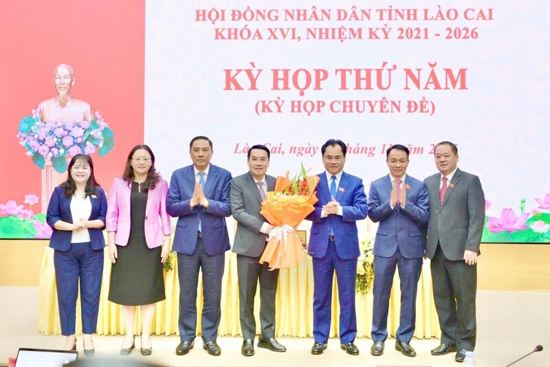 Các đồng chí Thường trực Tỉnh ủy Lào Cai tặng hoa chúc mừng đồng chí Nguyễn Tuấn Anh. Ảnh: Báo Lào Cai.