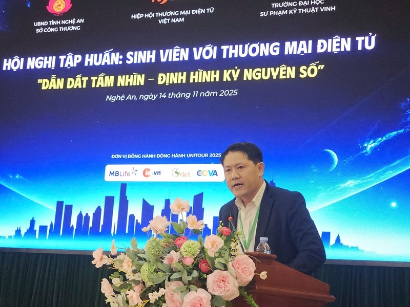 Ông Cao Danh Chính, Phó Hiệu trưởng Trường Đại học Sư phạm Kỹ thuật Vinh phát biểu tại hội nghị. Ảnh: Văn Long