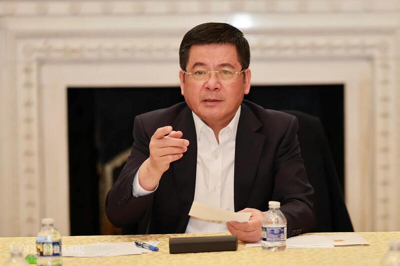 Bộ trưởng Nguyễn Hồng Diên phát biểu chỉ đạo khi họp Đoàn đàm phán sau ngày làm việc đầu tiên. Ảnh: Nguyên Minh