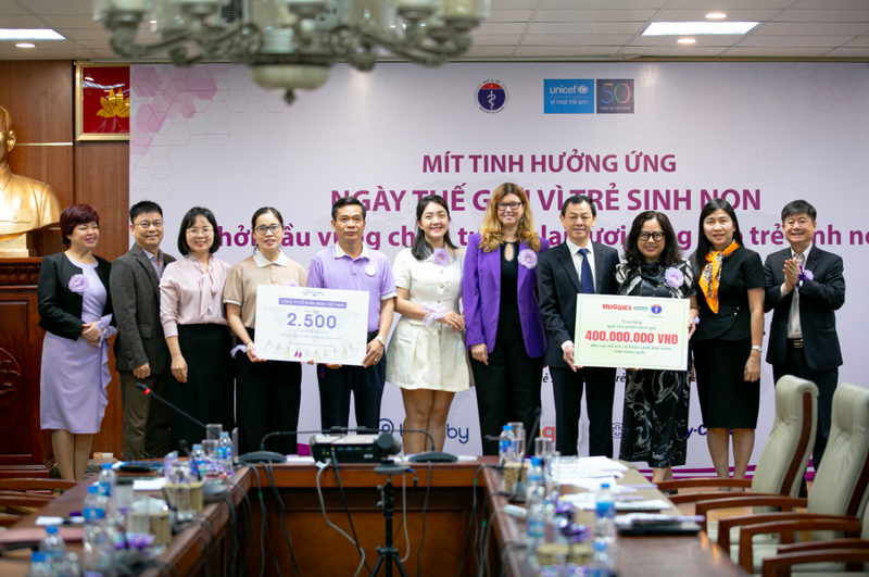 Thứ trưởng Nguyễn Tri Thức và lãnh đạo Cục Bà mẹ - Trẻ em, Bộ Y tế tiếp nhận những phần quà hỗ trợ ý nghĩa từ các đơn vị đồng hành để trao tặng cho các trẻ sinh non, trẻ sơ sinh.