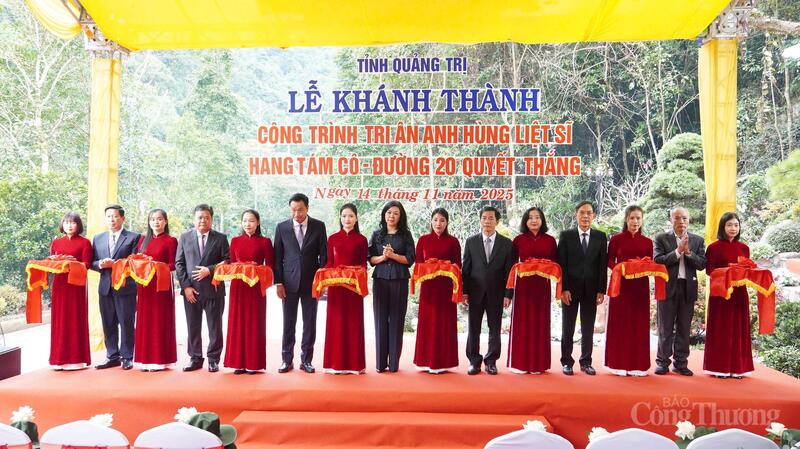 Các đại biểu cắt băng khánh thành công trình tôn tạo Di tích quốc gia đặc biệt Hang Tám Cô.