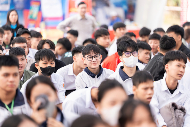 Các bạn trẻ háo hức tham dự Ngày hội việc làm 2025