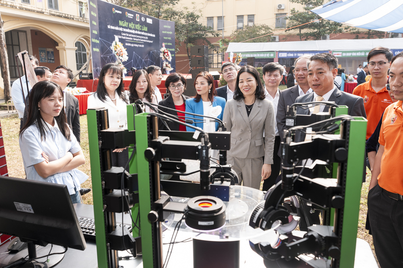 Đại biểu thăm quan các gian hàng - Ngày hội việc làm 2025