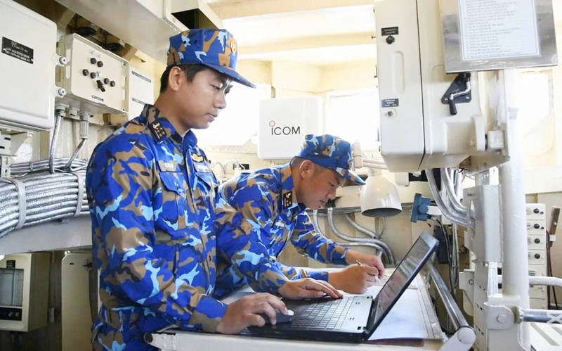 Đại úy Võ Phú An cùng đồng đội nghiên cứu, hiệu chỉnh hoàn thiện sáng kiến Môđun vận động chiến thuật. Ảnh: Minh An