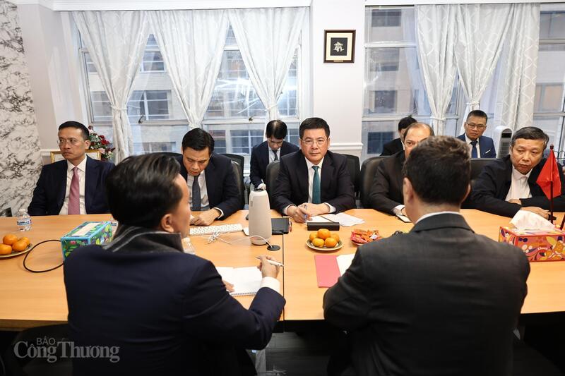 Bộ trưởng Nguyễn Hồng Diên cùng các đại biểu trong Đoàn công tác tham dự buổi làm việc. Ảnh: Nguyên Minh