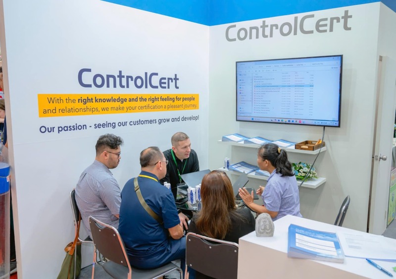 ControlCert trao đổi với các doanh nghiệp khi tham gia Vietnam Food Expo 2025 (Ảnh: Thương vụ Việt Nam tại Thuỵ Điển)