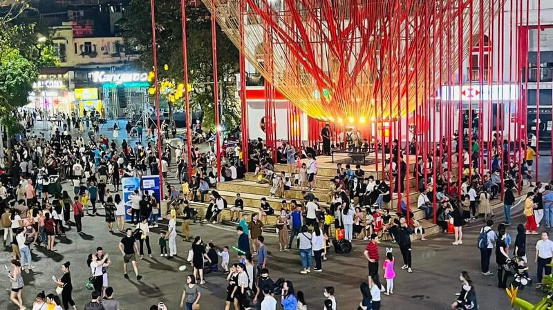 Hoạt động du lịch đêm tại Hà Nội sôi động. Ảnh minh họa