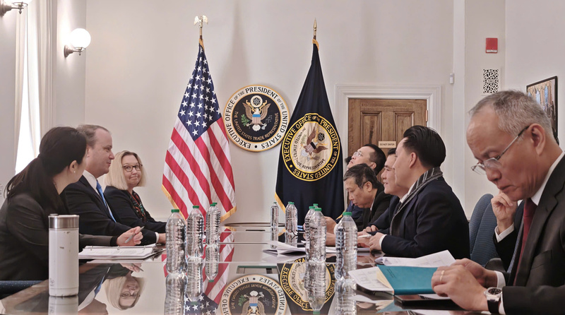 Thứ trưởng Bộ Công Thương, Phó Trưởng Đoàn đàm phán Chính phủ Nguyễn Sinh Nhật Tân làm việc với Phó Đại diện Thương mại Hoa Kỳ Rick Switzer khởi động các phiên đàm phán kỹ thuật. Ảnh: Nguyên Minh