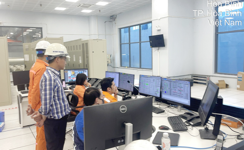 Theo dõi tình hình vận hành tổ máy.