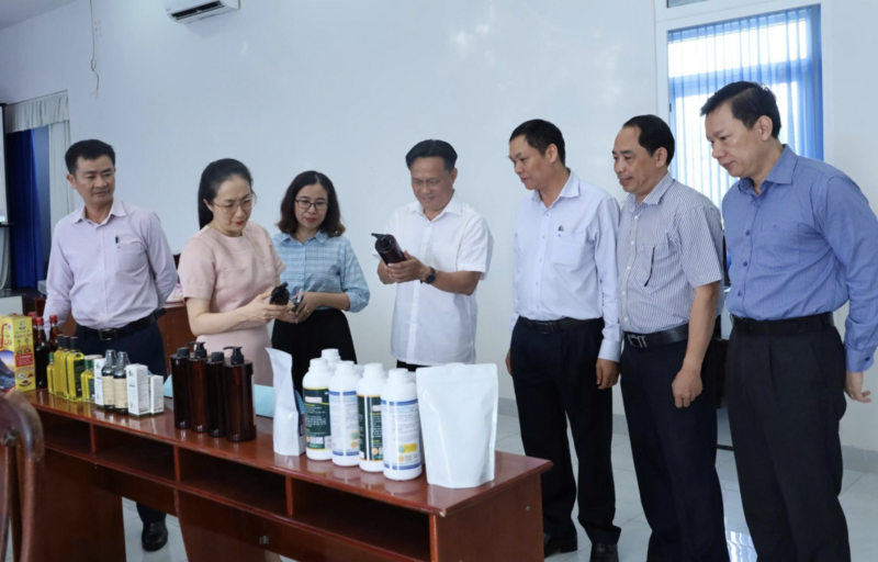 Hội đồng bình chọn thống nhất và đề nghị UBND tỉnh Đắk Lắk quyết định công nhận kết quả và cấp giấy chứng nhận sản phẩm công nghiệp nông thôn tiêu biểu cấp tỉnh năm 2025 cho 32 sản phẩm. Ảnh: Thanh Nhàn