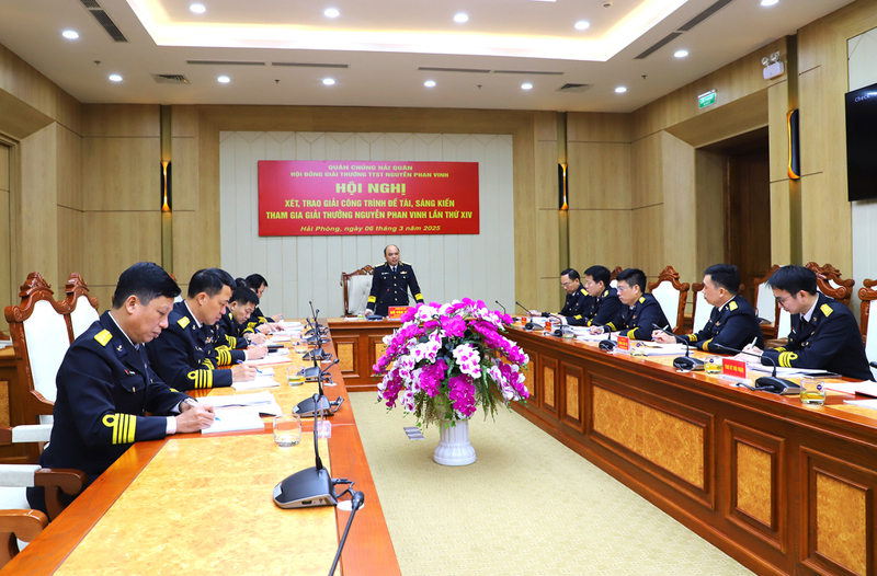 Hội đồng Giải thưởng tuổi trẻ sáng tạo Nguyễn Phan Vinh xét trao giải công trình, đề tài, sáng kiến tham gia giải thưởng lần thứ XIV. Ảnh: Minh An