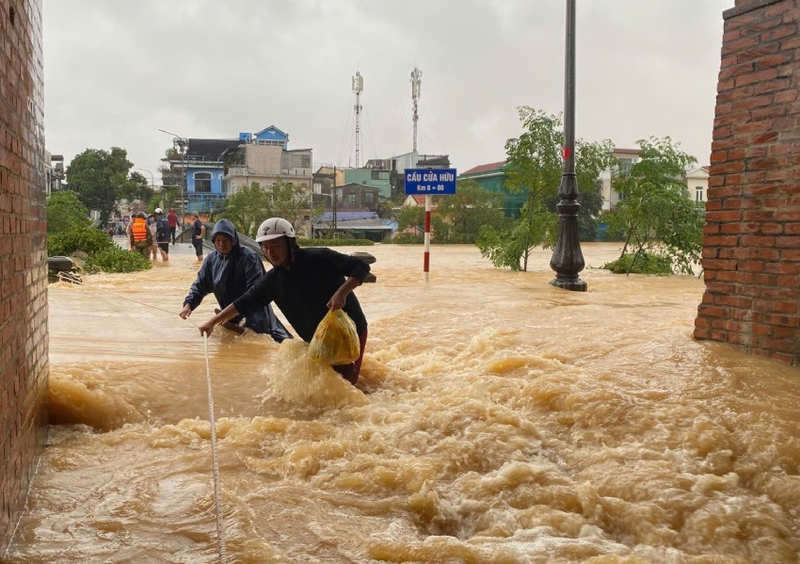 Lũ lụt khiến nhân dân thành phố Huế gặp nhiều khó khăn. Ảnh: Nhandan