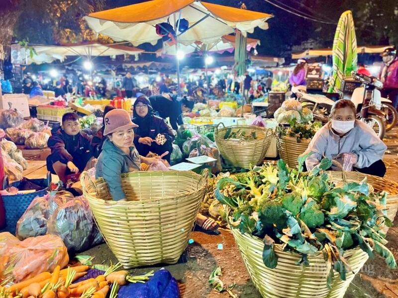 Di pasar tradisional, peningkatan berlaku dalam kebanyakan kumpulan sayur-sayuran berdaun, buah-buahan dan ubi. Foto: Hien Mai