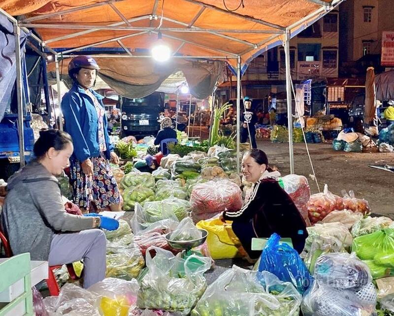 Harga sayur yang tinggi juga menyusahkan peniaga kecil. Foto: Hien Mai