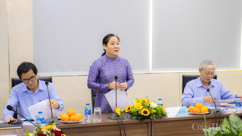 Bà Phan Hồng Huê, Chủ tịch Công đoàn Intimex phát biểu tại Đại hội.