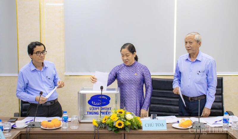 Các đại biểu tiến hành bỏ phiếu