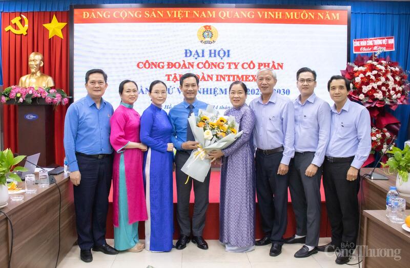 Các đại biểu chụp hình lưu niệm tại Đại hội