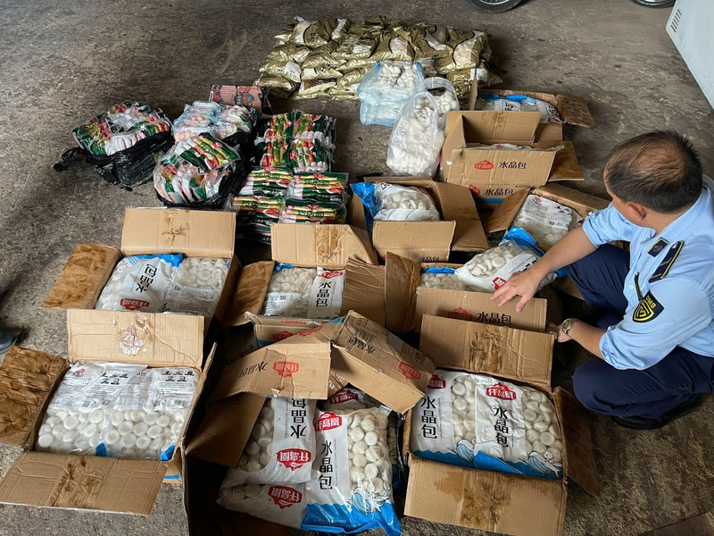 Đội QLTT số 8 tiến hành kiểm tra hàng hóa. Ảnh: QLTT Tuyên Quang.