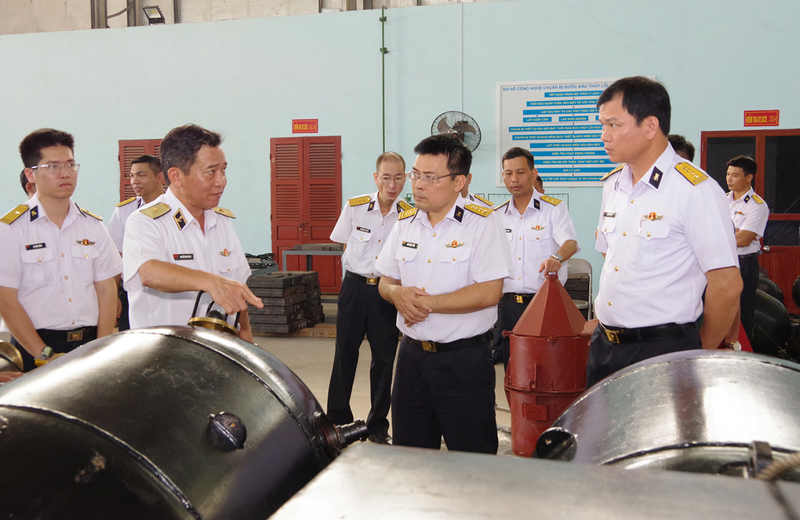 Thủ trưởng Bộ Tư lệnh Hải quân kiểm tra sản phẩm nghiên cứu khoa học tại Nhà máy X28. Ảnh: Minh An