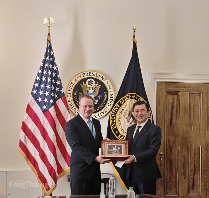 Thứ trưởng Bộ Công Thương, Phó Trưởng Đoàn đàm phán Chính phủ Nguyễn Sinh Nhật Tân và Phó Đại diện Thương mại Hoa Kỳ Rick Switzer. Ảnh: Nguyên Minh