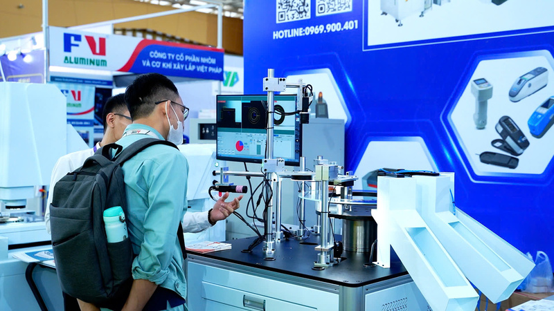 Pelanggan dan pelaku bisnis antusias dengan produk-produk yang dipamerkan. Foto: Thai Manh