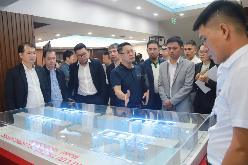 Các đại biểu tham quan mô hình BESS. Ảnh: Thanh Tuấn.