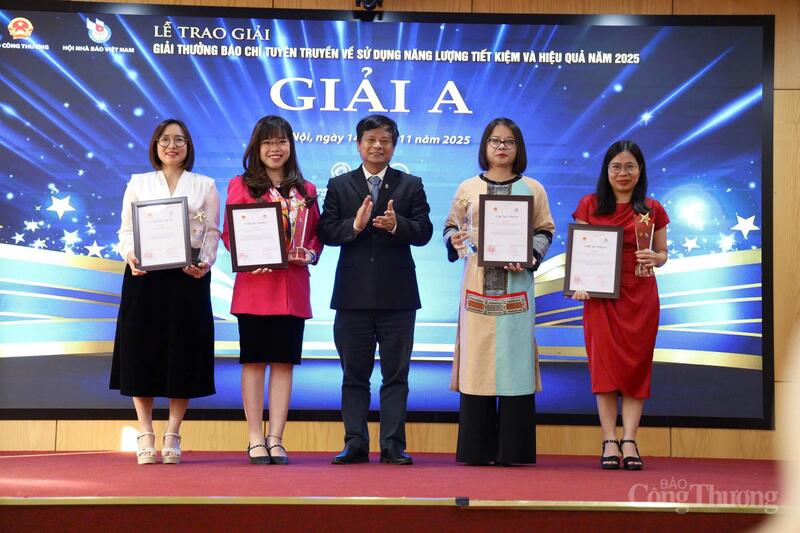 Các tác giả, đại diện nhóm tác giả nhận Giải A.