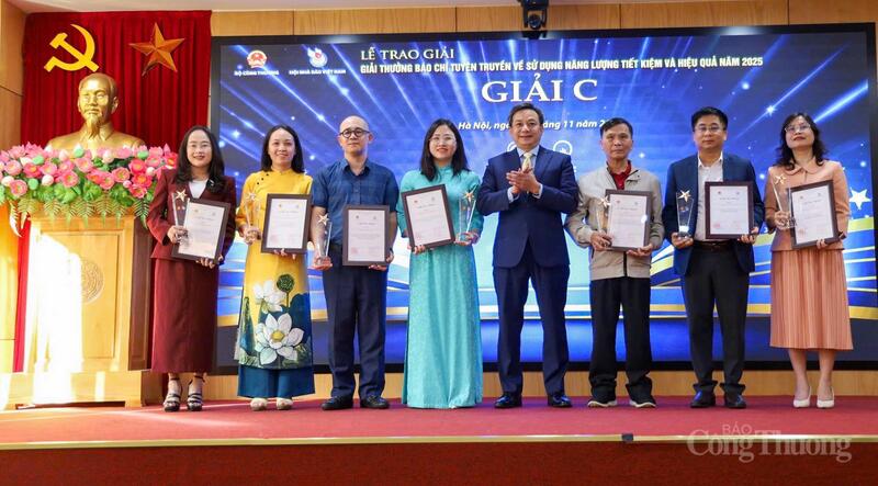 Các tác giả, đại diện nhóm tác giả nhận giải C.