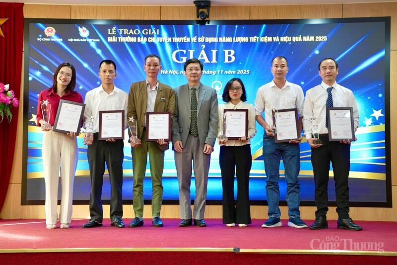 Các tác giả, đại diện nhóm tác giả nhận giải B.