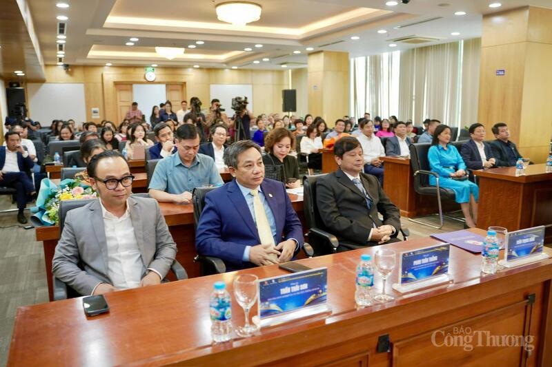 Các đại biểu tham dự buổi lễ.