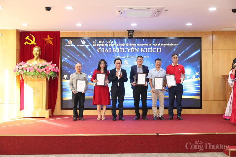 Các tác giả, đại diện nhóm tác giả nhận giải Khuyến khích.