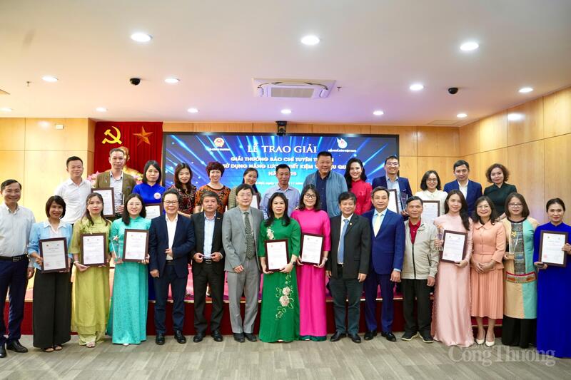 Các tác giả, đại diện nhóm tác giả đoạt giải chụp ảnh lưu niệm.