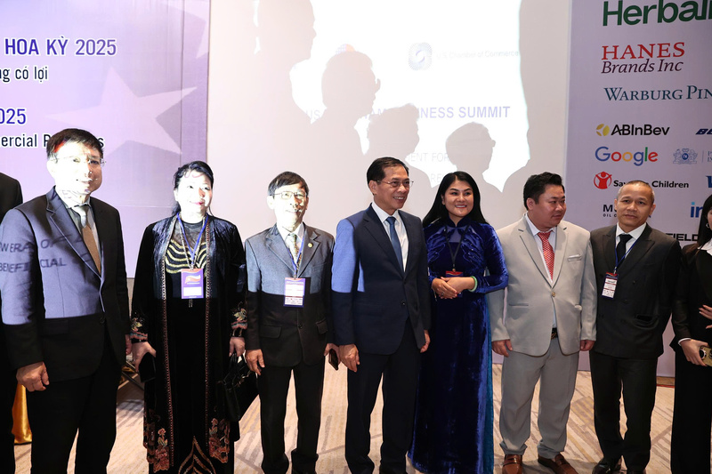 Doanh nhân Nguyễn Thị Tiếp chụp ảnh lưu niệm cùng Phó Thủ tướng Bùi Thanh Sơn tại Hội nghị Thượng đỉnh Kinh doanh Việt Nam - Hoa Kỳ lần thứ 8