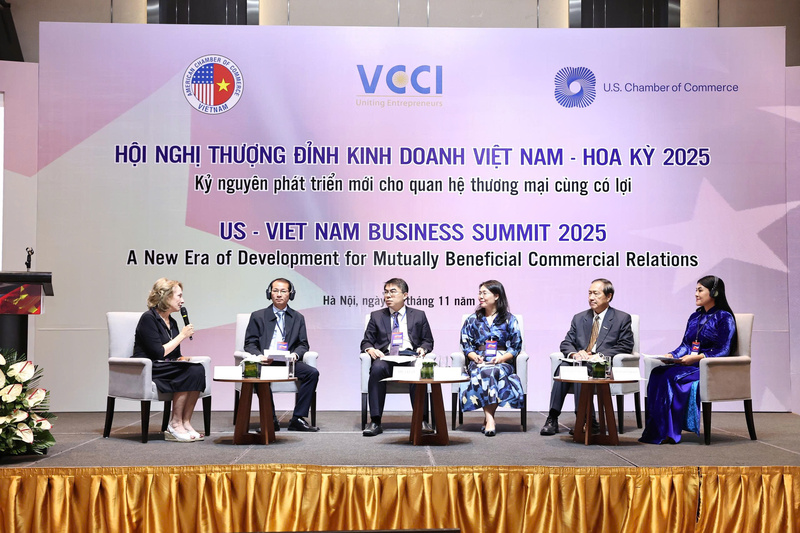 Doanh nhân Nguyễn Thị Tiếp thảo luận cùng các diễn giả tại Hội nghị Thượng đỉnh Kinh doanh Việt Nam - Hoa Kỳ lần thứ 8