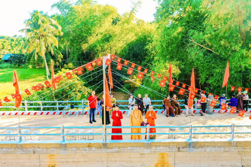 Doanh nhân Nguyễn Thị Tiếp tại Lễ khánh thành cầu Xóm Suối, tỉnh Gia Lai