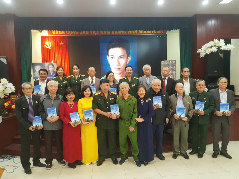 Ra mắt tác phẩm nhật ký “Ghi vội trên mâm pháo” của tác giả, cựu binh - nhà giáo Nguyễn Thùy (hàng đầu, thứ 6 từ trái)