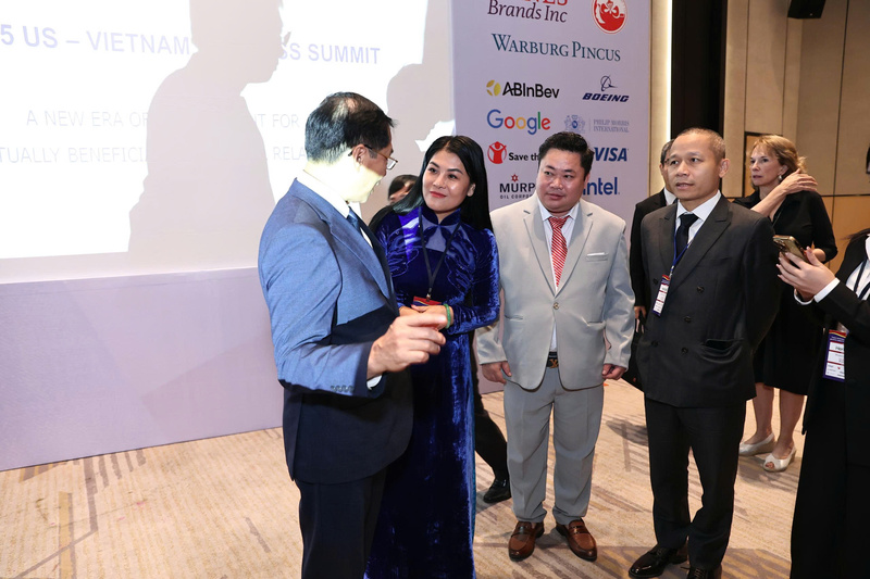 Doanh nhân Nguyễn Thị Tiếp trao đổi với Phó Thủ tướng Bùi Thanh Sơn tại Hội nghị Thượng đỉnh Kinh doanh Việt Nam - Hoa Kỳ lần thứ 8