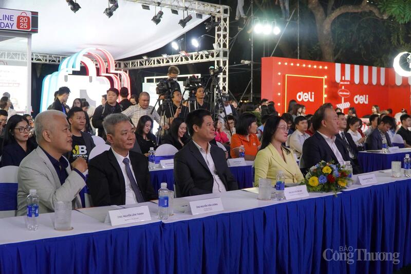 Các đại biểu tham dự Lễ khai mạc “Tuần lễ Thương mại điện tử quốc gia và Ngày mua sắm trực tuyến 2025” - Online Friday 2025