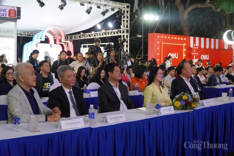 Các đại biểu tham dự Lễ khai mạc.