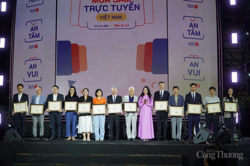 Ban Tổ chức trao giấy chứng nhận cho các đơn vị có đóng góp cho chương trình Online Friday 2025.