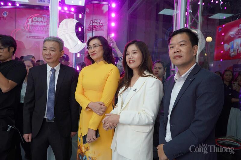 Thứ trưởng Phan Thị Thắng và các đại biểu tham quan các gian trưng bày sau Lễ khai mạc.