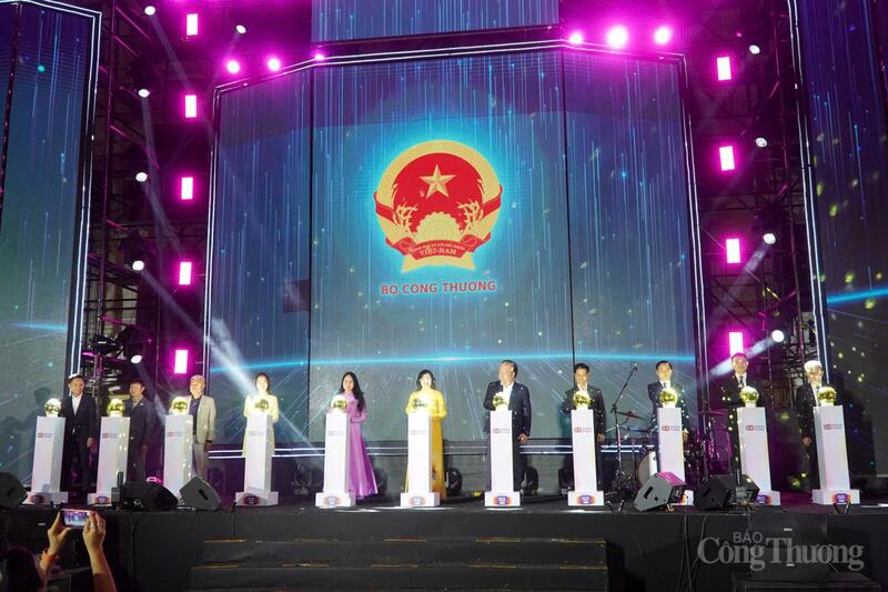 Các đại biểu tham gia Nghi thức bấm nút kích hoạt “60 giờ ngày mua sắm trực tuyến Việt Nam" - Key Moment