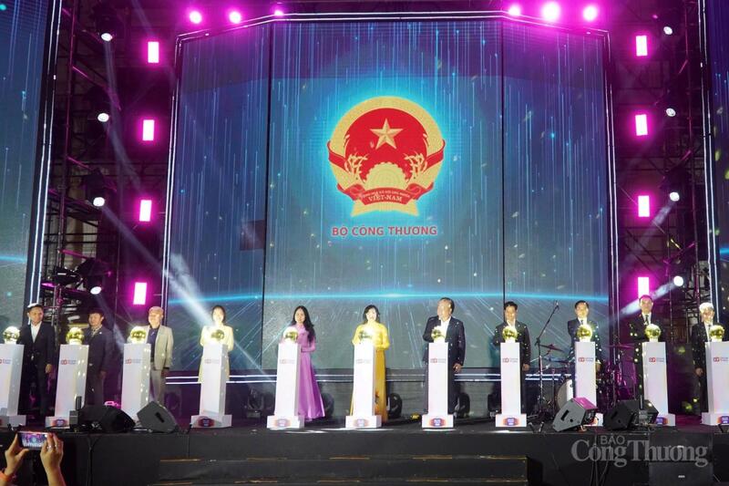 Các đại biểu bấm nút khởi động Tuần lễ Thương mại điện tử quốc gia và Thương mại điện tử Việt Nam - Online Friday 2025.