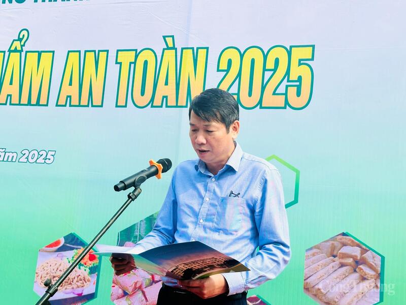 Ông Lê Văn Khoa, Trưởng phòng Quản lý thương mại, Sở Công Thương Thanh Hóa phát biểu khai mạc phiên chợ.