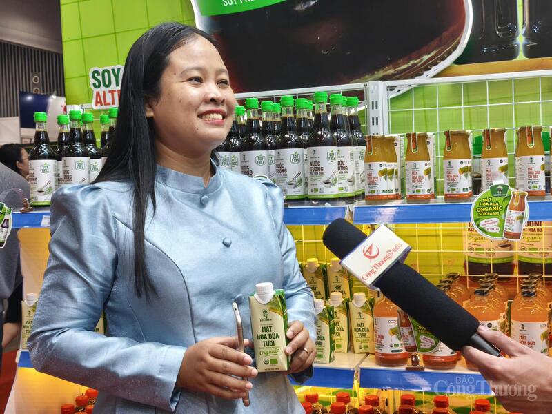 Bà Thạch Thị Chal Thi, Tổng Giám đốc Công ty TNHH Trà Vinh Farm (Sokfarm) trao đổi với phóng viên Báo Công Thương