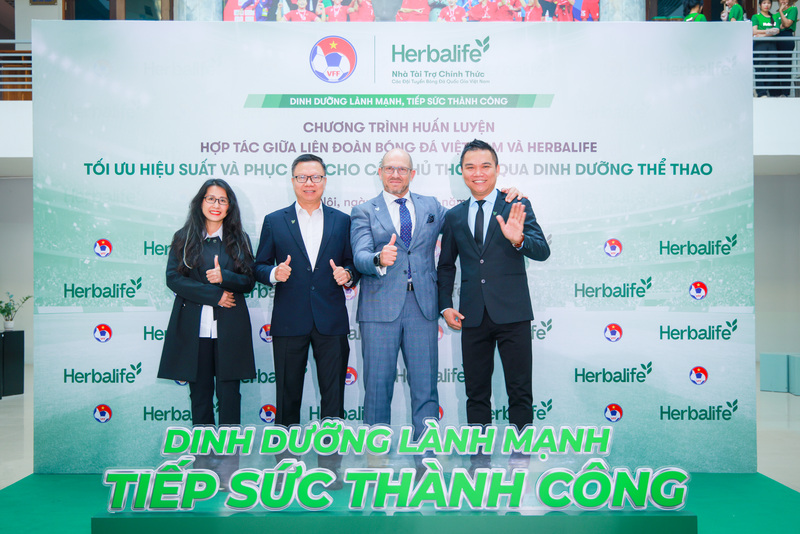 Ông Vũ Văn Thắng, Tổng Giám đốc Herbalife Việt Nam và Campuchia chụp ảnh lưu niệm cùng Tiến sĩ Álvarez García - chuyên gia khoa học thể thao và dinh dưỡng danh tiếng đến từ Tây Ban Nha