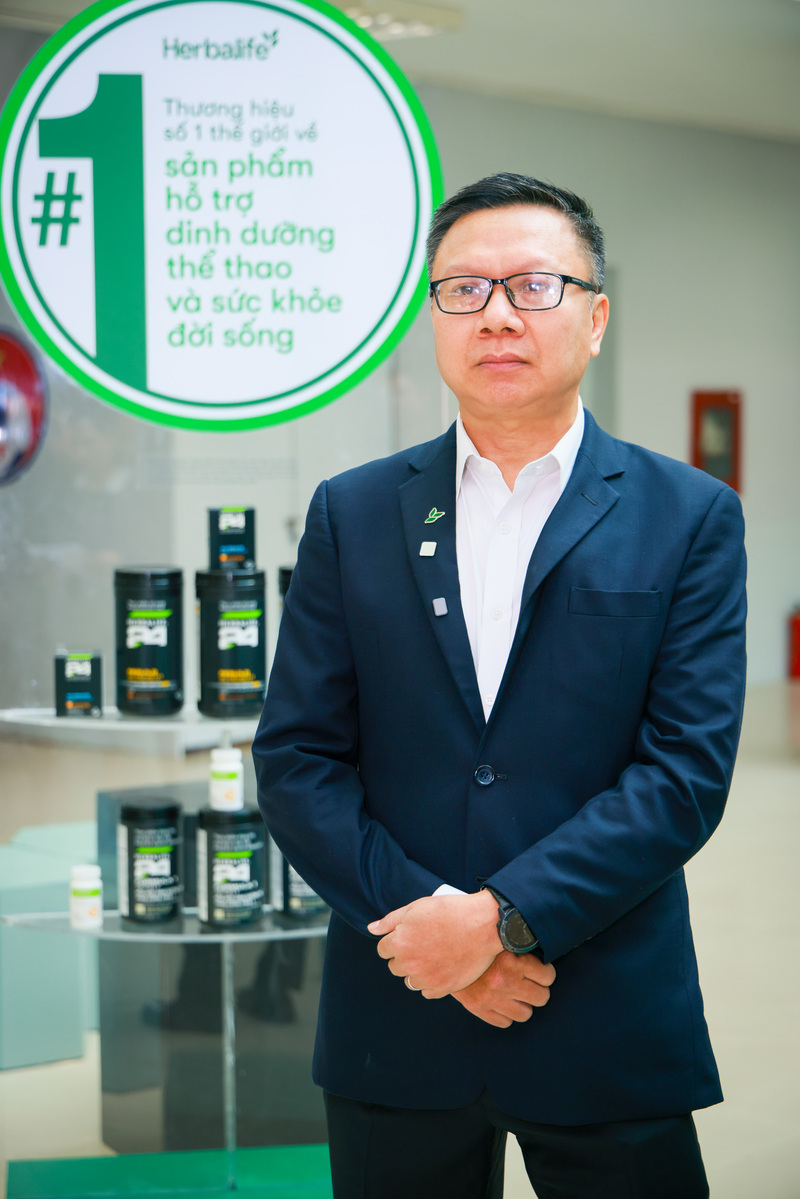Ông Vũ Văn Thắng, Tổng Giám đốc Herbalife Việt Nam và Campuchia trả lời phỏng vấn phóng viên báo, đài tại buổi đào tạo